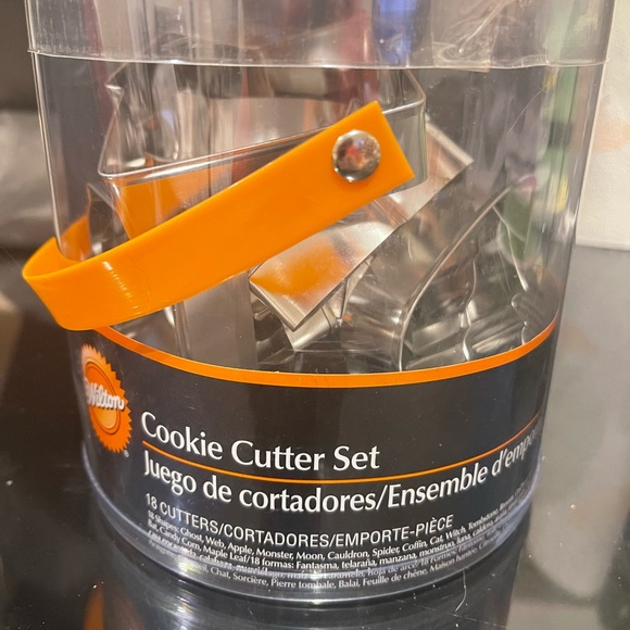 Wilton Halloween SET Cookie Cutter Set of 18, 3 Stencils, 4 Graduating Pumpkins! - Picture 4 of 9